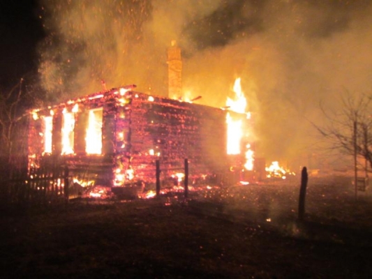 В Удмуртии при пожаре  в жилом доме погибли двое мужчин