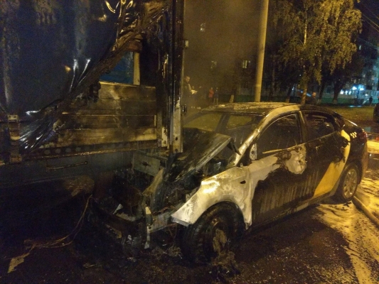 Такси врезалось в грузовик и загорелось в Ижевске