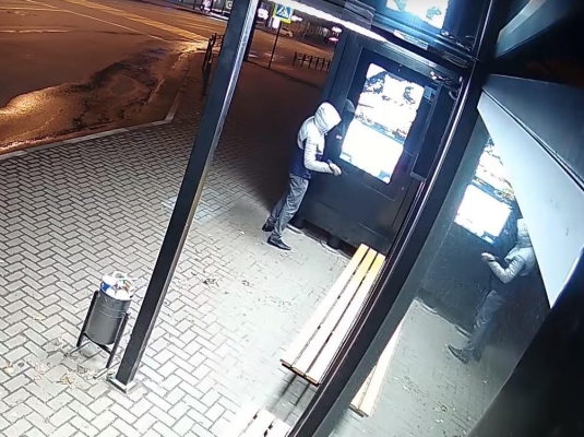 Вандал, разбивший городской смартфон в Ижевске, попал в объектив видеокамеры