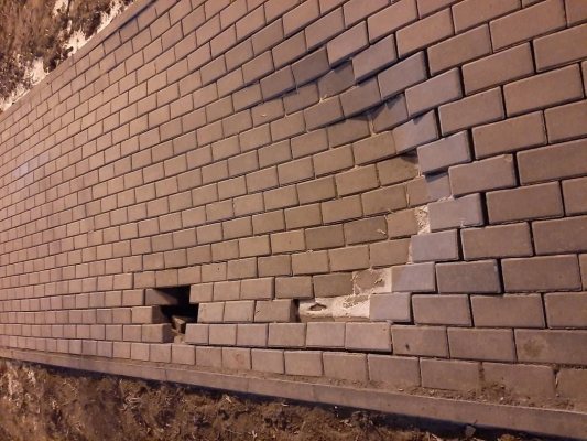 В Ижевске на отремонтированной улице Ворошилова провалилась новая тротуарная плитка