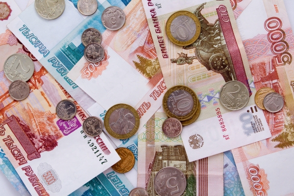 Пара доллар-рубль завершила торги в пятницу легким снижением