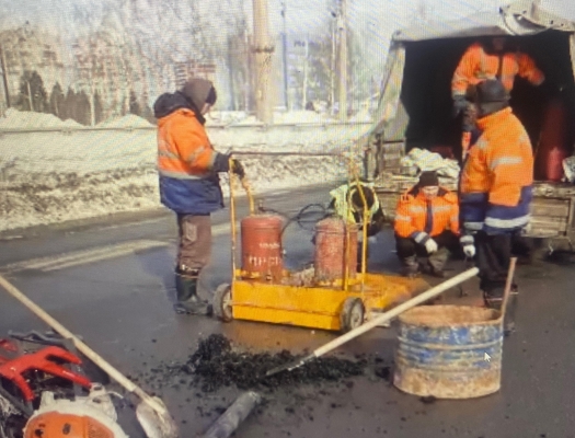 Новое оборудование тестируют на улицах Ижевска для борьбы с весенними ямами
