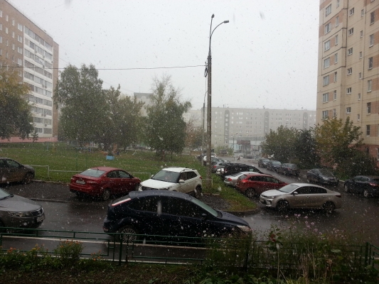 Фотофакт: в Ижевске повалил снег