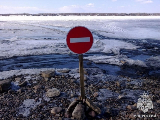 В Удмуртии приостановили работы ледовой переправы через Каму
