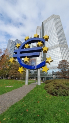 Евро резко подешевел к доллару 