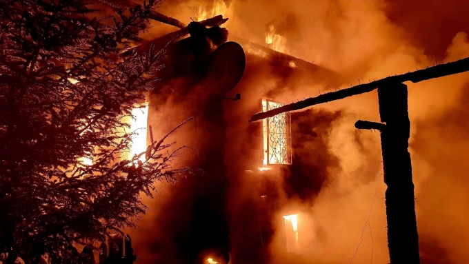 Двухэтажный жилой дом с надворными постройками сгорел в д. Бажаново Удмуртии