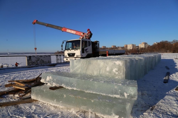 Лёд для строительства ледового городка начали заготавливать в Ижевске