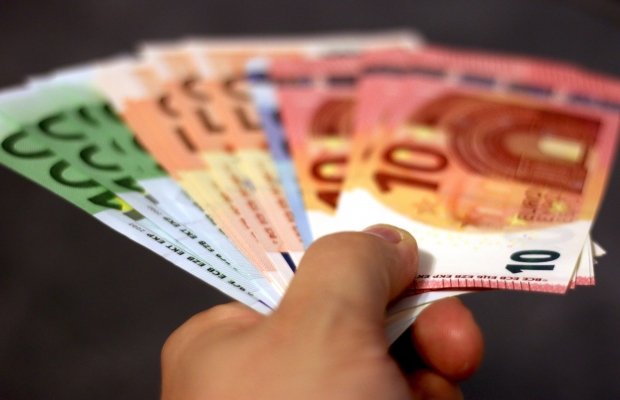 На открытии торгов на Мосбирже зафиксировали рост доллара и евро