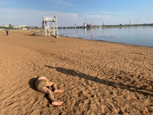 Спасатели в Ижевске на носилках вынесли с пляжа пьяного подростка 