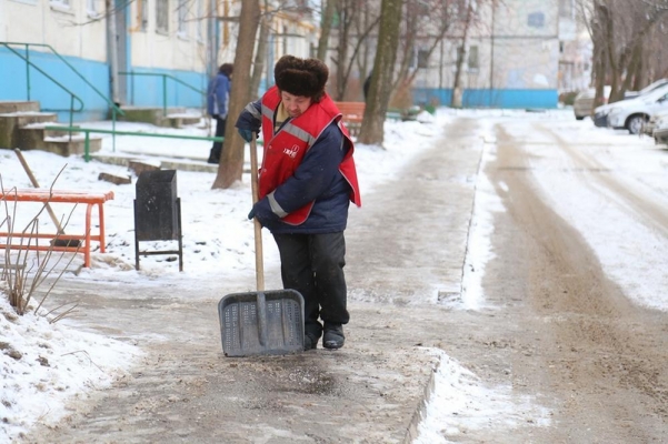 На плохую уборку снега во дворах ижевчан призывают жаловаться в муниципальную милицию