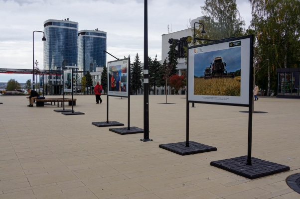В Ижевске открыли фотовыставку в честь героев уборочной страды Удмуртии 