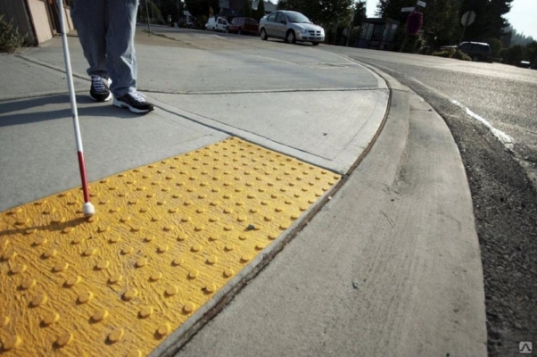 В Ижевске планируют выложить тротуары тактильной плиткой 