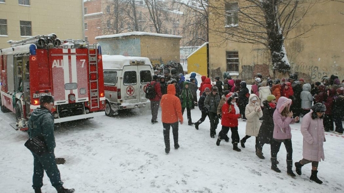 Более 150 школ Екатеринбурга эвакуировали из-за сообщений о минировании 