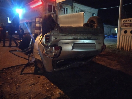 Нетрезвый 17-летний водитель врезался в бетонное ограждение и перевернул автомобиль в Ижевске