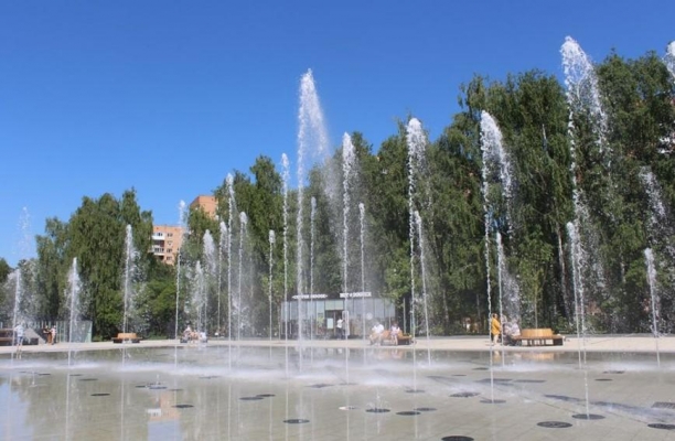 В Ижевске протестировали светомузыкальный фонтан на Центральной площади после перерыва на зиму