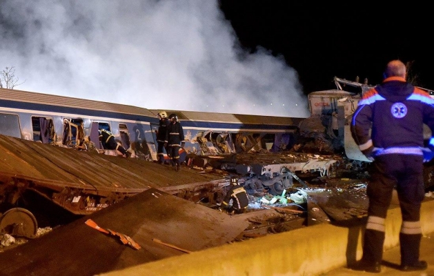 32 человека погибли при столкновении двух поездов в Греции