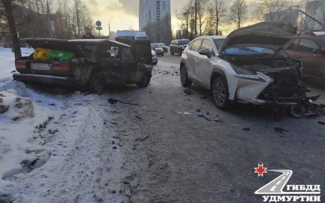 18-летний пассажир «семерки» пострадал в ДТП у администрации Ижевска