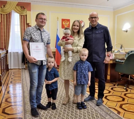 Глава Удмуртии вручил семье из Воткинска сотый сертификат на получение регионального маткапитала