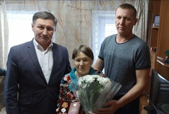 Глава Кизнерского района Удмуртии вручил матери погибшего бойца СВО медаль «За храбрость»