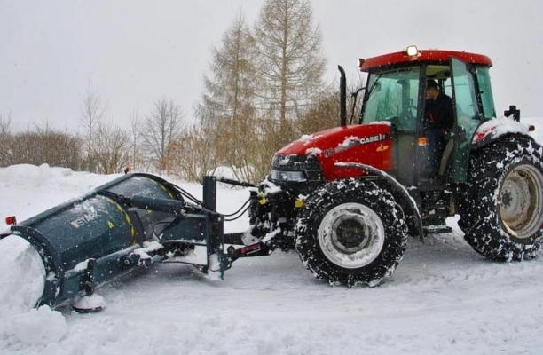 В МВД по Удмуртии опровергли слухи о задержании тракториста за самовольную уборку снега