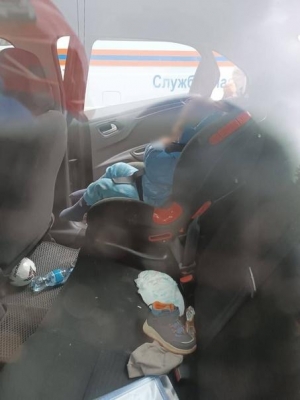Спасатели оперативно освободили закрытого в машине ребенка в Удмуртии
