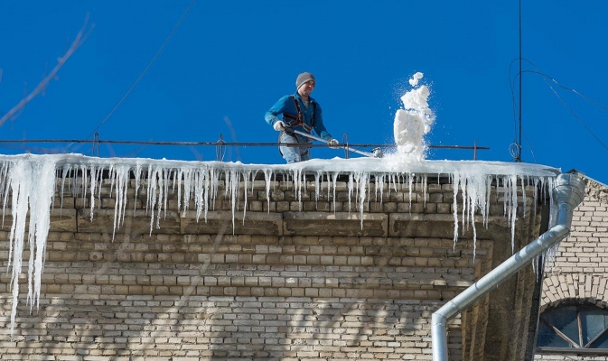 УК из Сарапула оштрафовали на 100 тысяч рублей за несвоевременную уборку снега с крыш 
