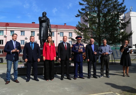 На привокзальной площади Ижевска открыли памятник Петру Чайковскому