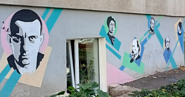 На Стене писателей в Ижевске появились новые портреты мастеров литературы