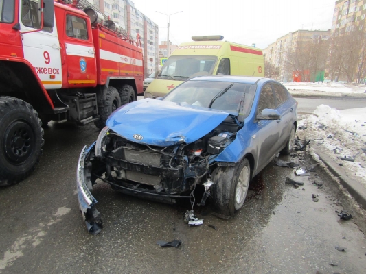 Три женщины получили травмы в столкновении иномарок в Ижевске