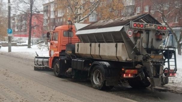 Дорожные службы Ижевска работают в условиях снегопада