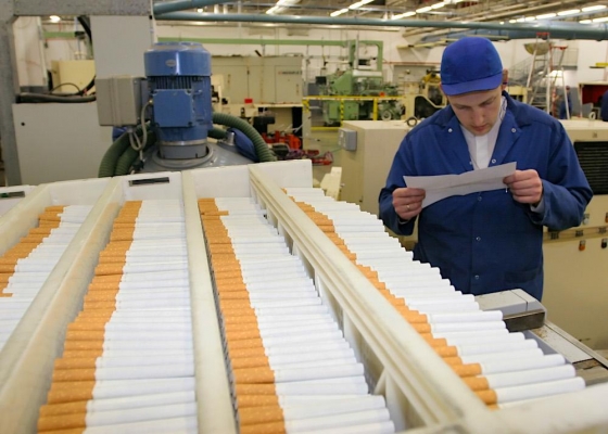 Иностранные производители сигарет остановили российские фабрики