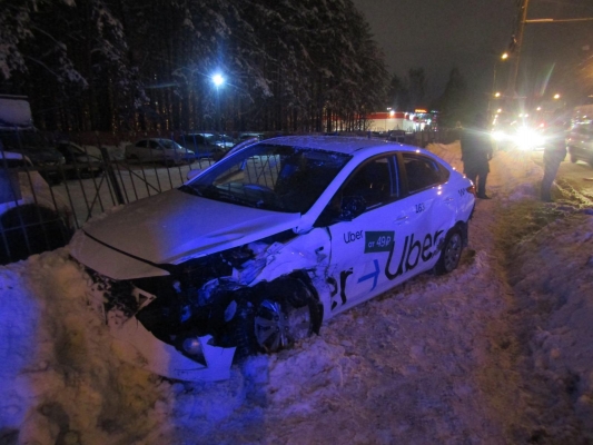 Двое детей и 25-летняя женщина пострадали в ДТП с автомобилем такси в Ижевске