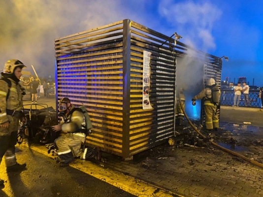 Пункт проката самокатов и электромобилей сгорел на набережной в Ижевске