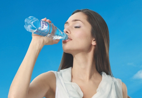 Эксперт: при первых симптомах омикрона нужно пить 2 литра жидкости в сутки