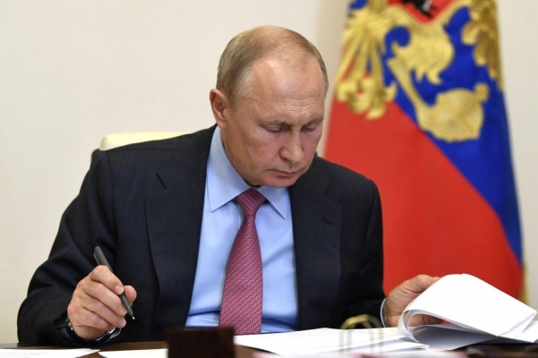 Владимир Путин подписал указ о ежемесячной выплате нуждающимся семьям с детьми 8-17 лет