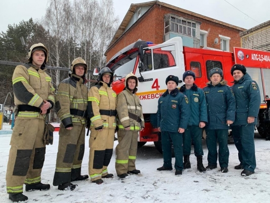 Пожарные эвакуировали 7 человек при пожаре в Ижевске