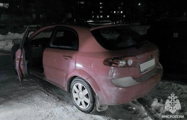 Двухгодовалую девочку спасли из холодного автомобиля в Можге