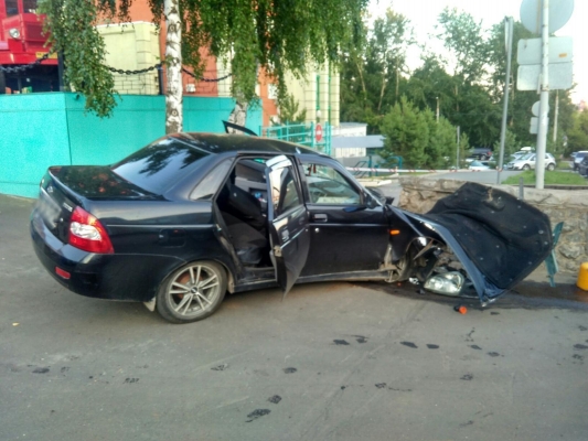 73-летний водитель погиб после наезда на препятствие в Ижевске
