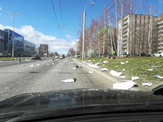 В Ижевске улицу 10 лет Октября засыпало бумажным мусором