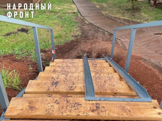 Опасность в новом Парке Тишино: лестница и тротуар не состыковались после ремонта