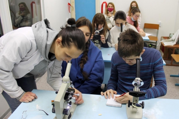 Кабинет микробиологии открыли на Станции юных натуралистов в Глазове