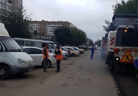 Припаркованные автомобили парализовали ремонт улицы Мужвайской в Ижевске