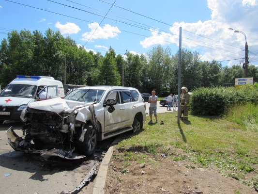 Двое детей попали в больницу после столкновения внедорожников в Ижевске
