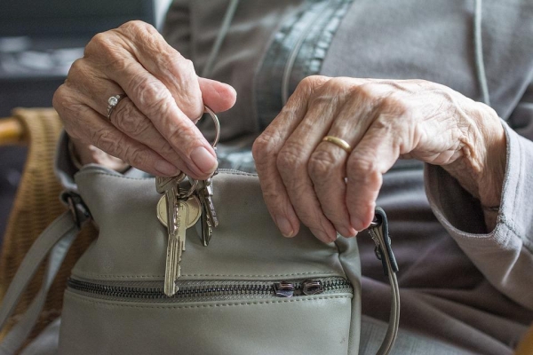 Доверившаяся незнакомцу пенсионерка из Ижевска осталась без дома