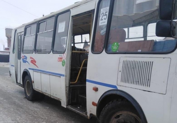 Водитель автобуса протащил по дороге застрявшую в дверях пожилую женщину в Удмуртии