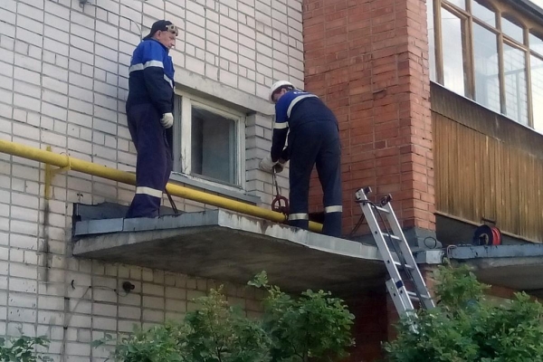 Газопровод жилого дома в Ижевске повредился в результате падения человека из окна