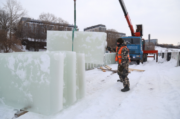 В Ижевске начали строить ледовый городок