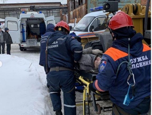Скидывающего снег с крыши рабочего в Ижевске госпитализировали с подозрением на инсульт