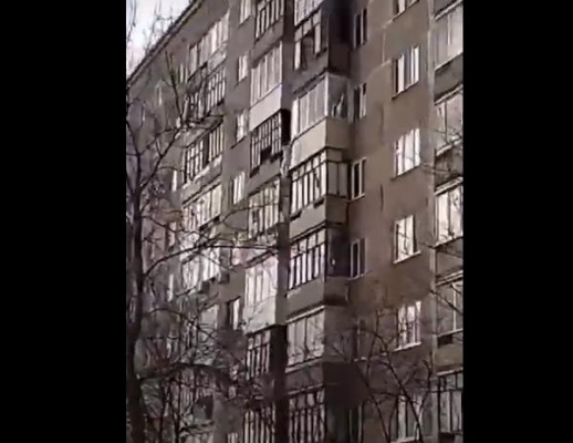 Обстоятельства падения мужчины из окна многоэтажки выясняют в Ижевске
