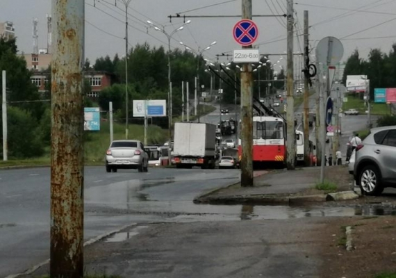 В Ижевске из-за подтопления улицы 40 лет Победы образовалась пробка